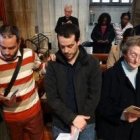 Un católico apoya la mano sobre un candidato a entrar en la Iglesia, como gesto de presentación a la comunidad