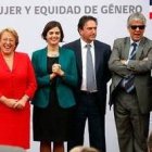 Michelle Bachelet, Claudia Pascal y otros miembros de su entorno al presentar el Ministerio de Mujer