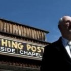 El pastor Donald Knapp junto a su rústica y romántica capilla de bodas... el alcalde le amenaza con décadas de cárcel si no realiza bodas gays