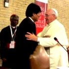 El Papa Francisco -con el cardenal Turkson de fondo- saluda a Evo Morales, que acudió al encuentro de Movimientos Populares en el Vaticano