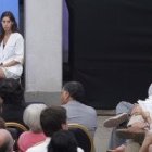 La presidenta Bachelet con cara de asombro mientras la joven licenciada en medicina le da nociones básicas de ciencia - el aborto mata seres humanos, no es un acto médico