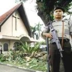 Policías indonesios ante la única iglesia católica de Banda Aceh, la capital de la región