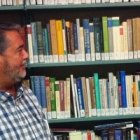 Scott Hahn, teólogo y biblista profesor en la Universidad Franciscana de Steubenville, rodeado de libros de teología