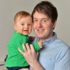 Foto sonriente de posado para el Mail - el gay Kyle Casson quería un niño, y no paró hasta que su mamá se lo gestó