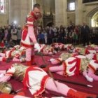 Aunque el decurión intenta despertar a los soldados, éstos siguen sumidos en un profundo sopor