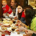 Las Navidades pueden ser duras para los separados o divorciados... si una familia sana les invita a cenas o actividades puede ser terapéutico y sanador