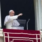 En el rezo del Regina Coeli el Papa ha recordado a los cristianos perseguidos y asesinados y pide actuar a la comunidad internacional