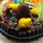 El lunes de Pascua siempre ha sido festivo en Cataluña, donde los padrinos regalan estas monas de chocolate a los ahijados - huevos y pollitos simbolizan la Resurrección