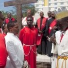 Representación de la Pasión en un oficio católico en Kenia, con el color rojo del martirio