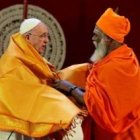El representante de la comunidad hindú en Sri Lanka -país mayoritariamente budista- da la bienvenida al Papa con un chal que expresa honor y respeto