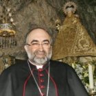 El arzobispo Sanz, de Oviedo, con la Virgen de Covadonga, llamada La Santina en Asturias