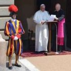 El Papa Francisco en la entrada de la residencia de Castel Gandolfo