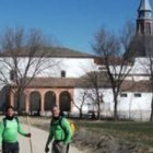 Peregrinos se acercan al convento de la llamada Santa Juana de Sagras, aunque por ahora no está aún ni beatificada, pero devotos no le faltan