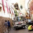 Operarios engalanan las calles de Toledo para el Corpus - unos 100 floristas participan en ello