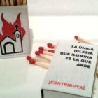 Una de las obras cristianófobas de la exposición que promueve la quema de iglesias