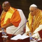 Francisco, en el encuentro interreligioso en Sri Lanka, junto al representante budista, religión mayoritaria en la isla
