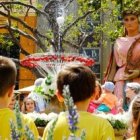 La forma blanca del huevo que se eleva es una metáfora de la Eucaristía y el hombre que va hacia Dios