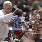 El Papa en sus audiencias de los miércoles bendice a numerosos niños