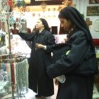 Dos monjas en una tienda de recuerdos religiosos en Roma