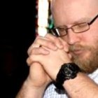 Brett Carter reza en una capilla de Little Rock, Arkansas... se ha bautizado en la Vigilia Pascual de 2015