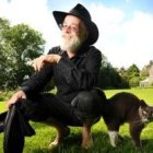 Terry Pratchett, con su inseparable sombrero negro y un gato a juego