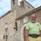 Joaquín Panivino ante la ermita de Alcañiz en octubre de 2014 - foto de Maribel Sancho en El Diario de Teruel