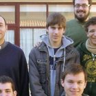 Emili Marlés -a la derecha de la foto- tiene continuo contacto con jóvenes y sus dudas, y como físico y sacerdote sabe de la importancia de armonizar fe y razón