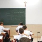 Aula de un colegio católico español - el Estado lo paga porque los ciudadanos lo demandan y tienen derecho a poder elegir el tipo de educación de sus hijos