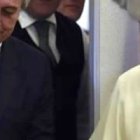 Valentina Alazraki con el Papa Francisco en su avión en enero -era el cumpleaños de ella y el Papa hizo sacar un pastel con una vela