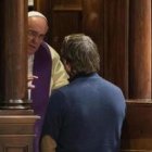 El Papa Francisco confesando...