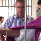 José Luis del Palacio, obispo del Callao, bendice a un enfermo