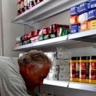 Estanterías de comida en el economato de Cáritas de Valladolid... muchas diócesis han puesto en marcha este sistema u otros similares