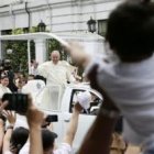 Francisco saluda en Manila a las multitudes que le reciben