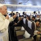 El Papa Francisco con periodistas en el avión de vuelta de Corea