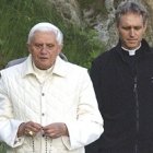 Ganswein reza y pasea con Benedicto XVI en una foto de hace pocos años
