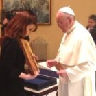 Cristina Fernández de Kirchner sostiene el icono ruso de la Virgen y el Niño que el Papa Francisco le regala