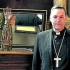 El obispo Berzosa, de Ciudad Rodrigo, con el hueso del brazo de San Genaro que se guarda en su catedral