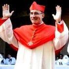 El cardenal Daniel Sturla saluda a los fieles congregados en la Plaza Matriz de Montevideo