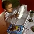 Los padres de Rafael, en cuyo hogar católico ha aprendido a decir misa, aún conservan alguna esperanza de salvación para su pequeño.