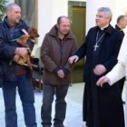 Krajewski, el limosnero papal, presenta al Papa Francisco a unos sin techo con los que colabora