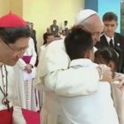 El Papa Francisco abraza a Jun Chura (14) y Glyzelle Palomar en el encuentro con los jovenes en la Universidad Santo Tomas de Manila