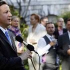 El primer ministro David Cameron en una fiesta del lobby gay celebrando la redefinición del matrimonio en Inglaterra que él implantó