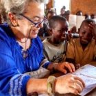 Soledad Suárez, la presidenta de Manos Unidas, en su visita a los proyectos en Burundi