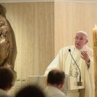 Francisco, en Santa Marta, anima con las Escrituras a abrir el corazón a Dios