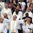 Sacerdotes en un encuentro católico de oración carismática