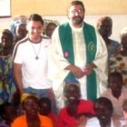El padre Ayanz, con parroquianos de Maorua y jóvenes misioneros laicos