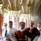 Procesión con la cruz en Heiligenkreuz, una viva comunidad cisterciense - más de 80 monjes- en Austria, que cuida la liturgia, el gregoriano y la espiritualidad