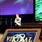 Un predicador en un encuentro protestante con grandes pantallas pero... ¿no preferirán muchos quedarse en casa a ver sus propias pantallas? ¿Por qué ir a un templo?