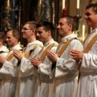 Unos jóvenes norteamericanos justo antes de ser ordenados sacerdotes católicos