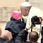 En las audiencias de los miércoles el Papa saluda a familias, niños y enfermos